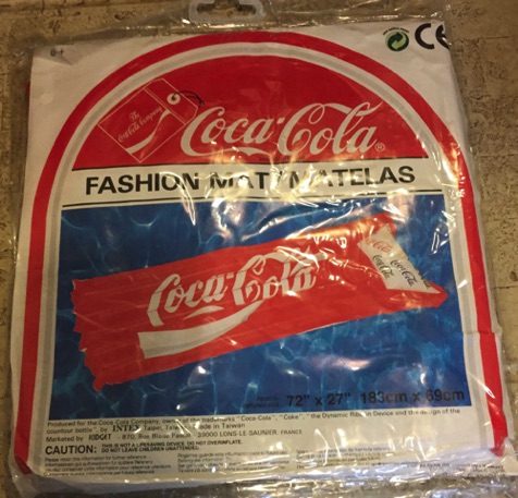 02595-1 € 12,50 coca cola luchtbed rood met met hoofdsteun.jpeg